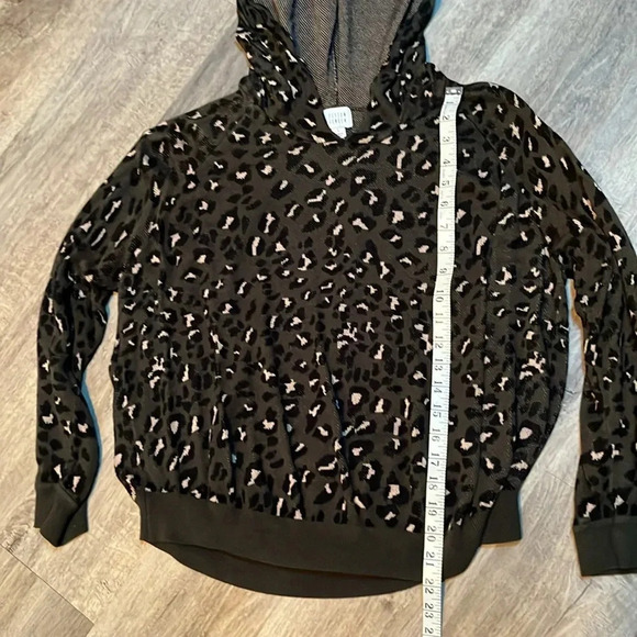 Peyton Jensen green animal print pullover hoodie - Picture 3 of 8